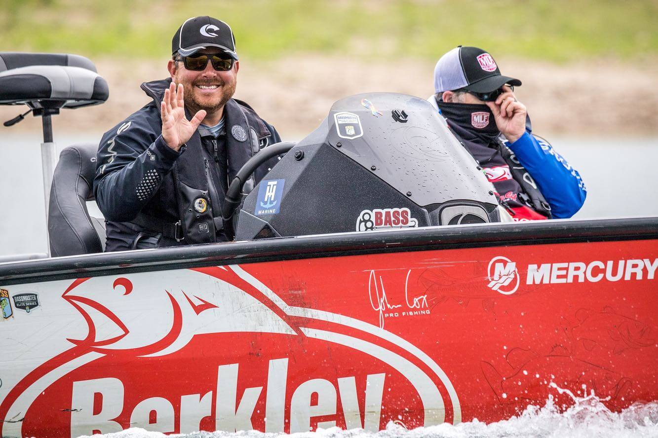 bateau avec des pêcheurs berkley